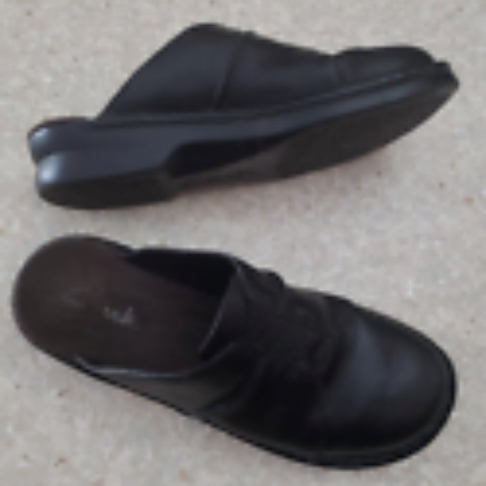 CLARKS black leather slide mules open back comfort shoes sz 7M
